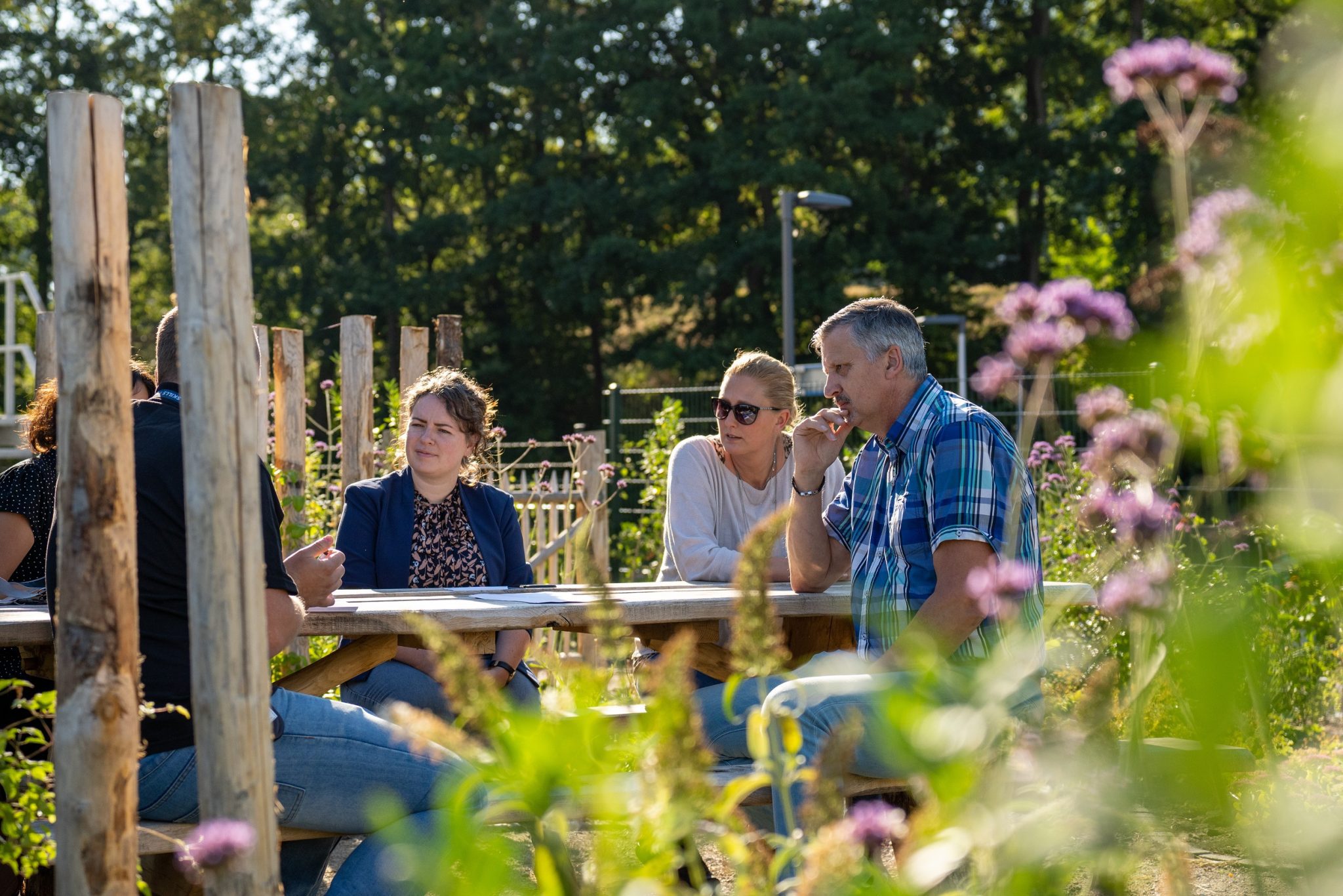 Denkbeeldige ontsluiting van de arbeidsmarkt in groene omgeving met enthousiaste professionals.