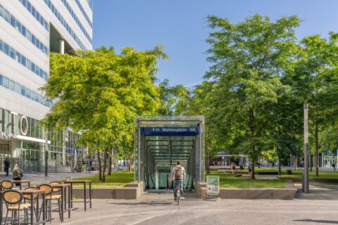 Lunchplein uit de wind en hitte Mahlerplein Amsterdam Zuidas