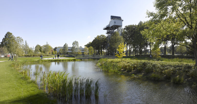 Duurzaam werklocatie met groene natuur, water en moderne technologie.