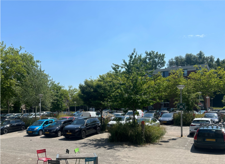 Modern openbaar parkeerterrein met groene omgeving en duurzame werklandschappen.