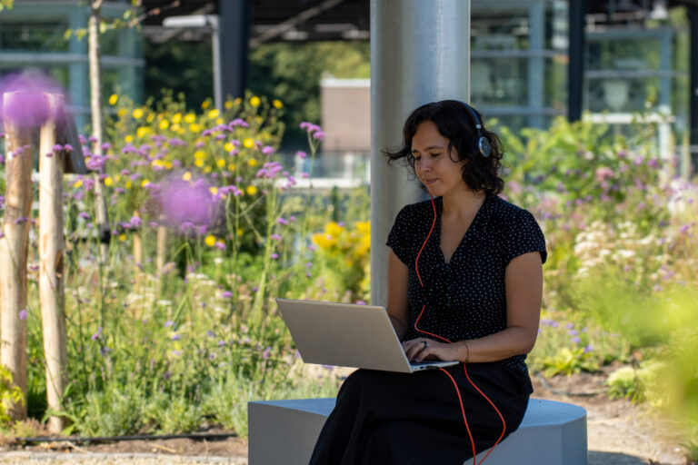 Innovatieve werkomgeving binnen natuurlijke omgeving, focus op duurzaam werken.