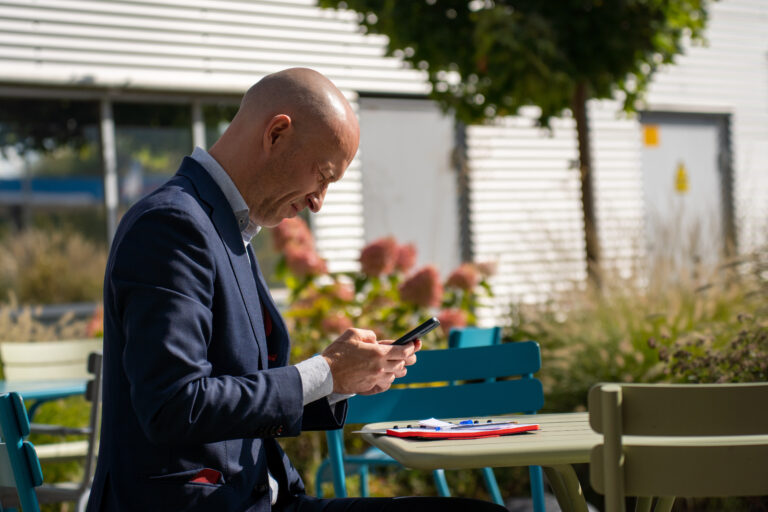 man kijkt op telefoon