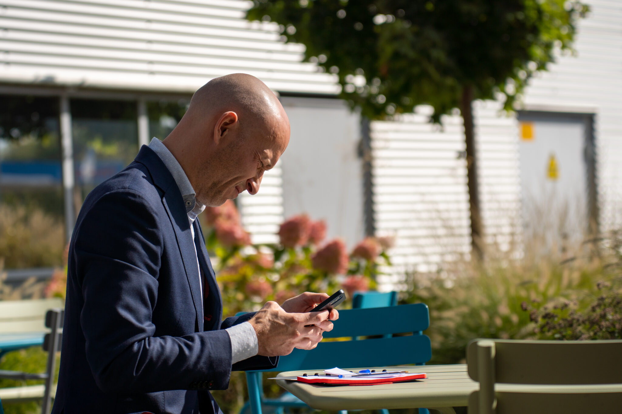 Moderne kantoormanager buiten, werkplek in natuur, technologie en duurzaamheid.