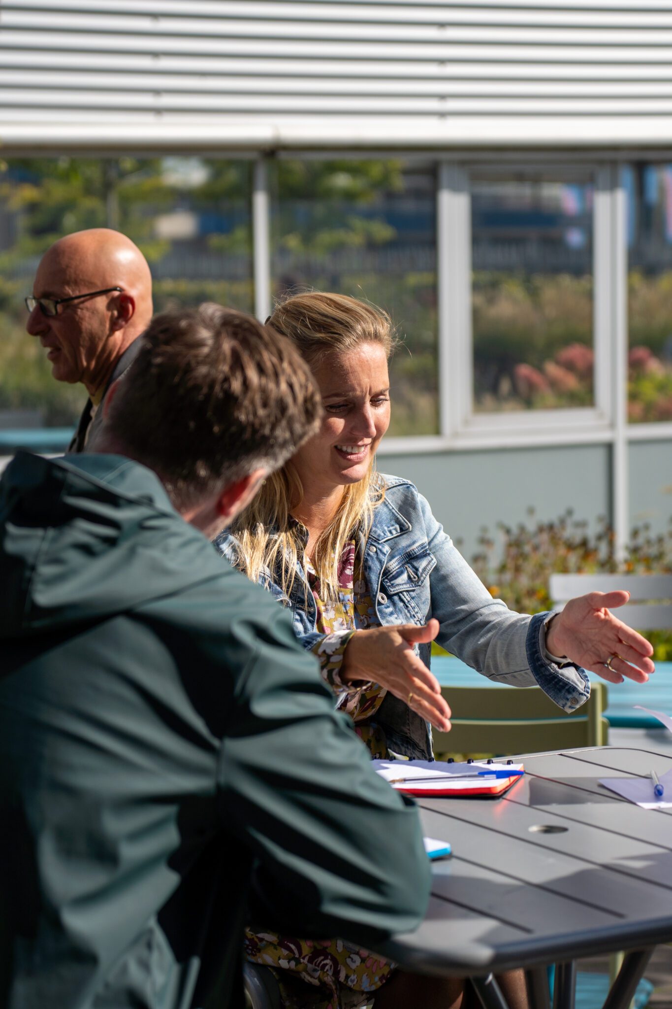 Mevrouw legt iets uit met haar handen