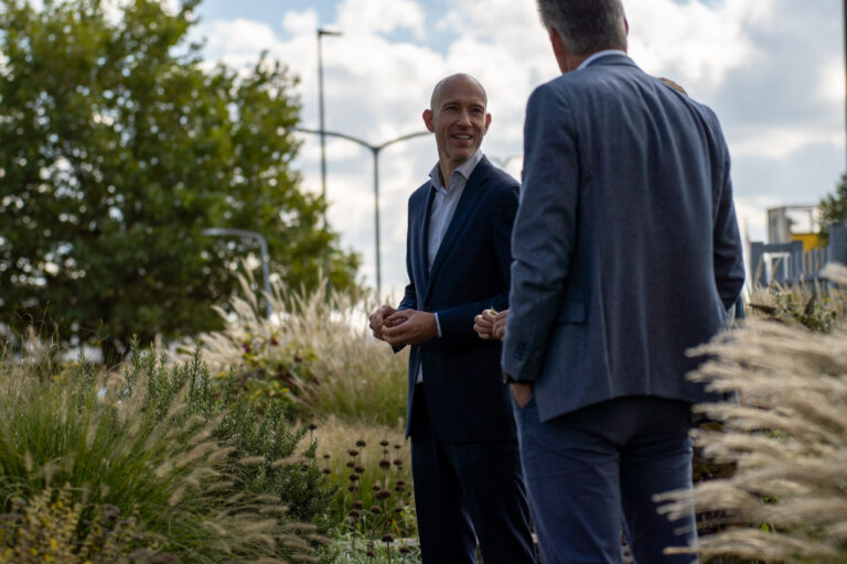 Innovatieve werkomgeving in groen landschap, duurzame werklandschappen van de toekomst.