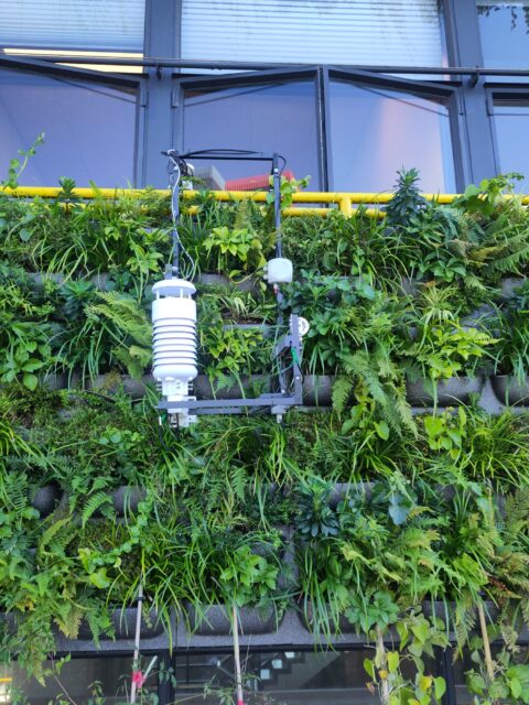 Innovatie Onderzoeksgevel verschillende groensystemen als zonwering