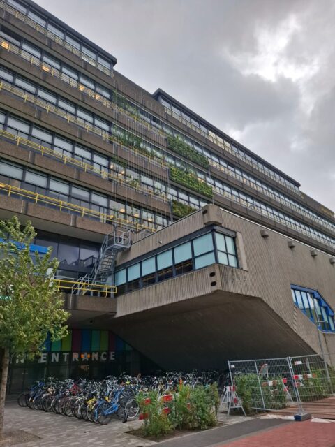 Innovatie Onderzoeksgevel verschillende groensystemen als zonwering