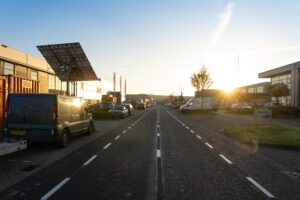 Auto's die staan file geparkeerd naast een straat op bedrijventerrein de Wildeman