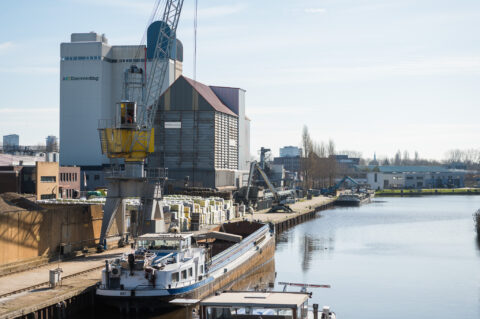 Industrie haven met schepen en industriegebouwen, focus on werklocaties en transport.