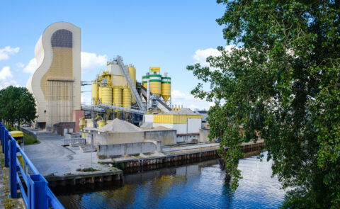 Industrieel fabrieksgebouw met moderne arbeidsomstandigheden en duurzame technologieën.