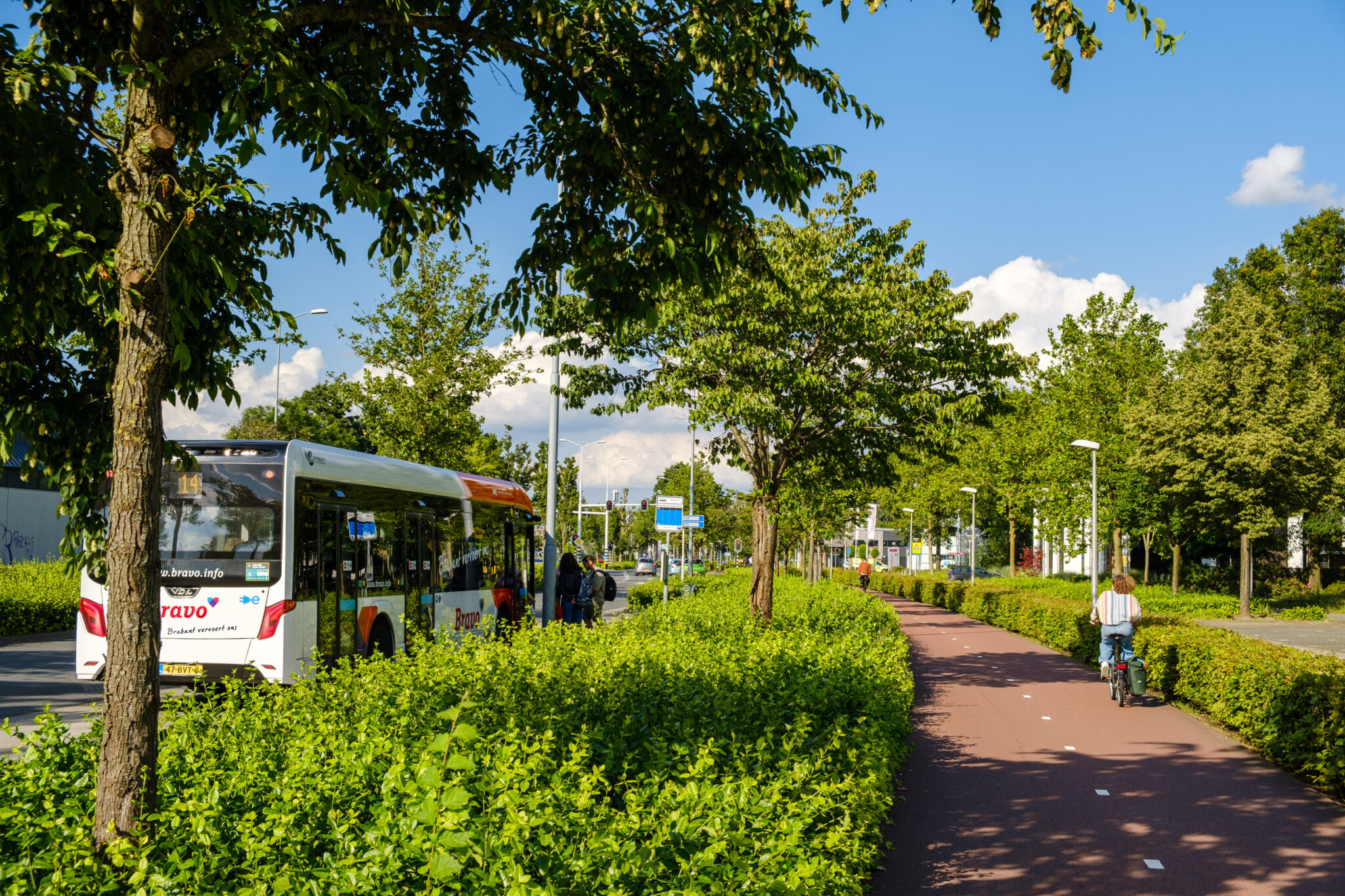 Duurzame stadsomgeving met groen en openbaar vervoer.