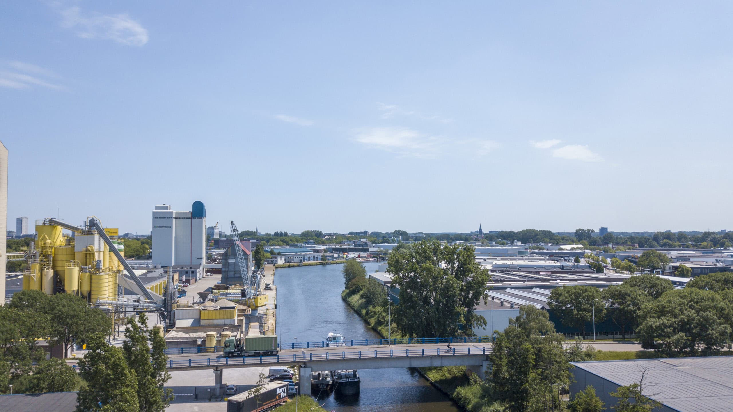 Industrieel landschap met kanalen en moderne gebouwen, toekomst van werklandschappen.