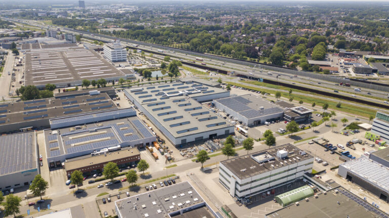 Duurzame werklocaties en industrieterreinen met zonnepanelen in Nederland.