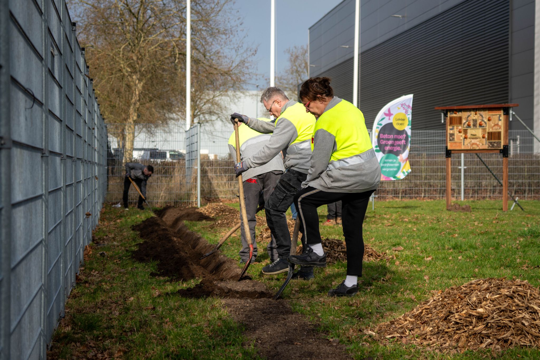 Mensen met schop aan het werk