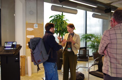 Mensen in gesprek in een vergaderruimte