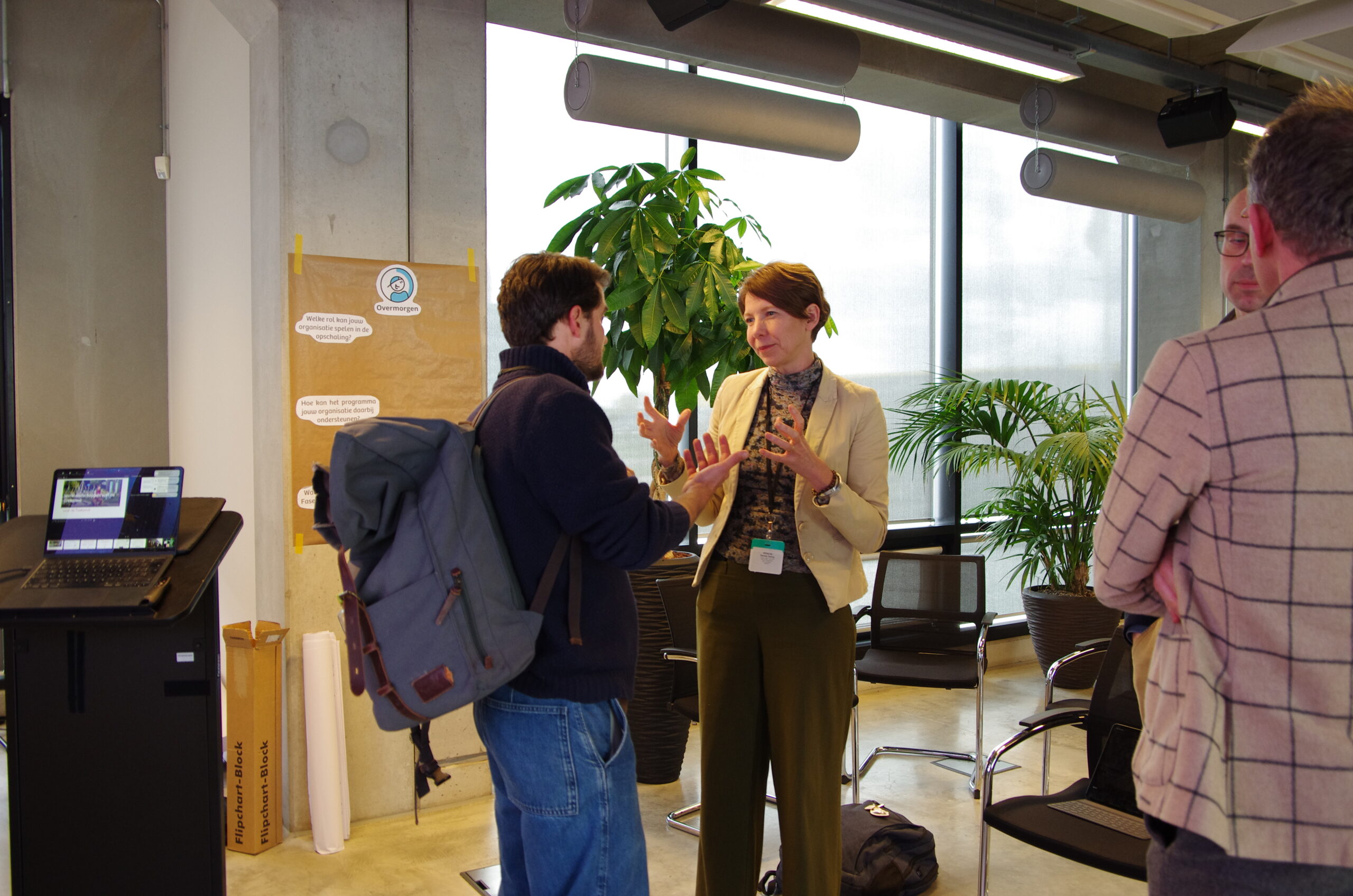 Mensen in gesprek in een vergaderruimte