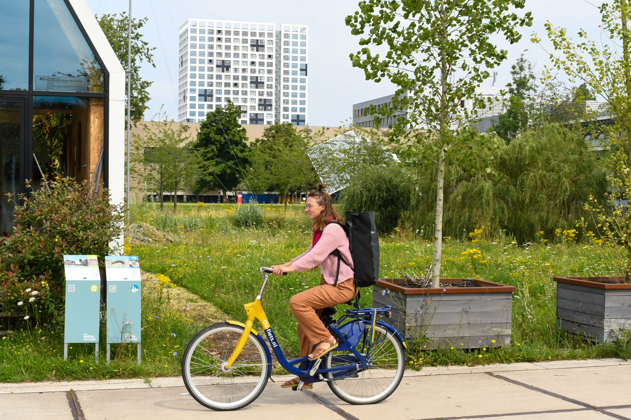 Dame pakt de OV fiets naar werk